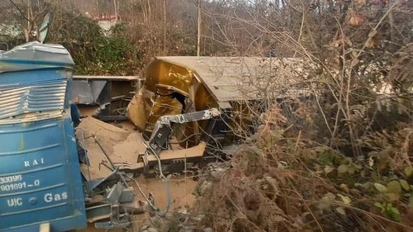 İranın şimalında yük qatarı relsdən çıxaraq aşdı