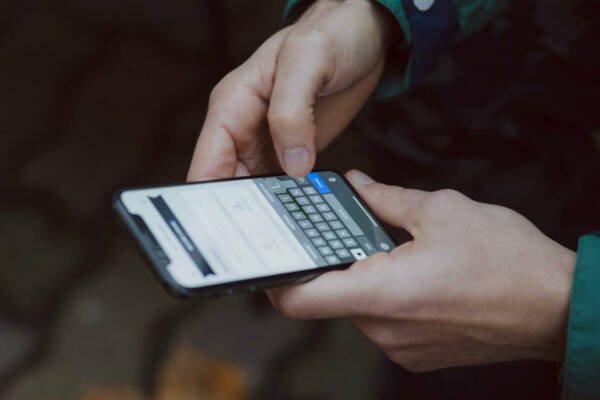 Mobil telefonu bu yerlərdə saxlamaq təhlükəlidir