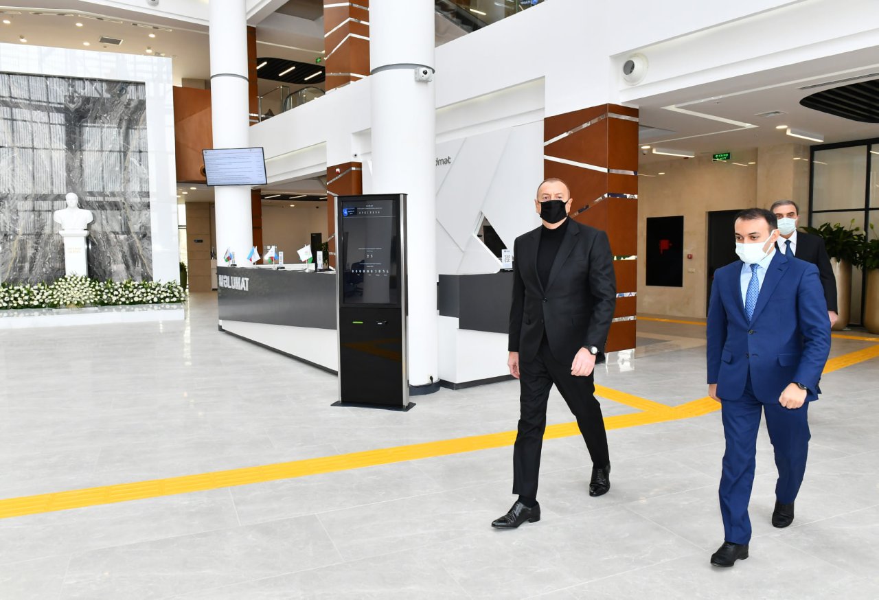 Prezidentin Gəncədə açılışını etdiyi “ASAN xidmət” mərkəzindən maraqlı FOTOLAR 