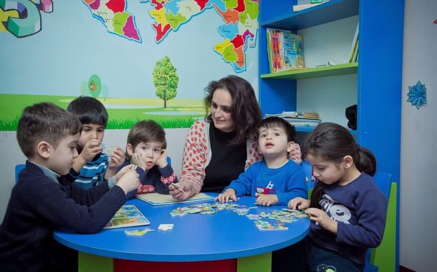 Bağçada işləyənlərin maaşı artımla ödənildi