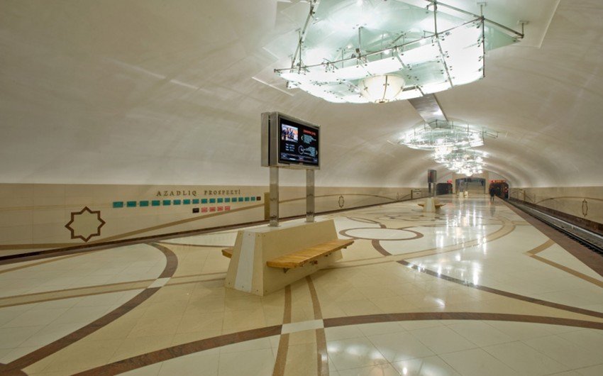 Bakı metrosunda qadın qatar yoluna düşdü - Bakı metrosunda qadın qatar yoluna düşdü -