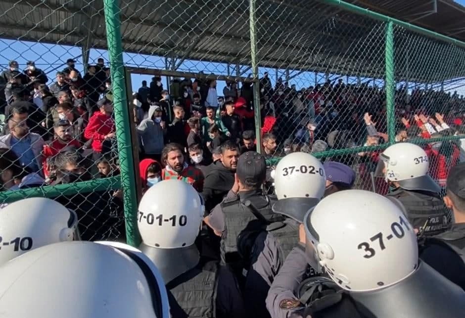 Futbol matçında dava: 4 nəfər yaralandı, 2 azarkeş saxlanıldı - FOTO - foto 1