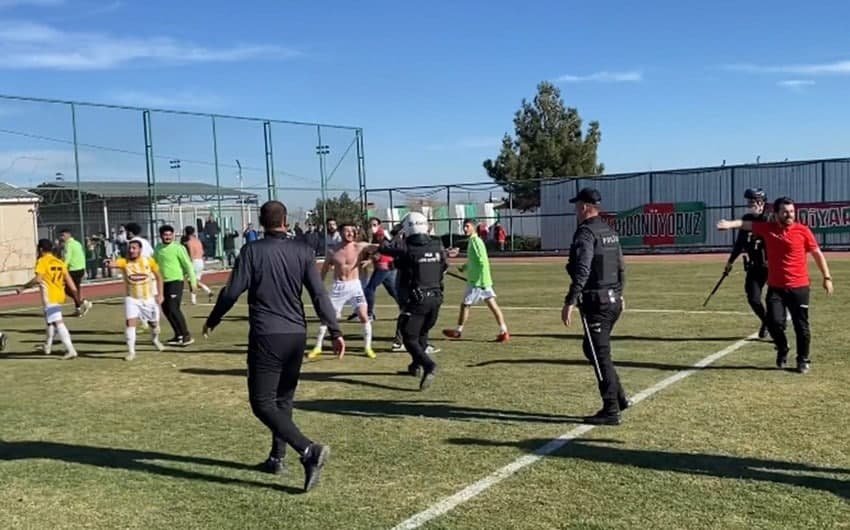 Futbol matçında dava: 4 nəfər yaralandı, 2 azarkeş saxlanıldı - FOTO