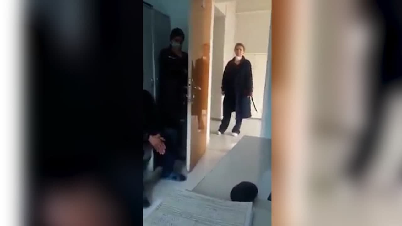 Bakıda həkimlər xəstələrin gözü önündə bir-birini TƏHQİR ETDİLƏR: “Qızın yaşındadır, niyə otağa salmışdın?” - VİDEO 