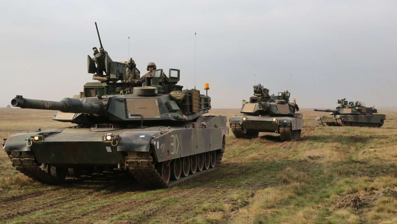 NATO tankları Rusiya ilə sərhəddə hərəkətə keçdi - VİDEO