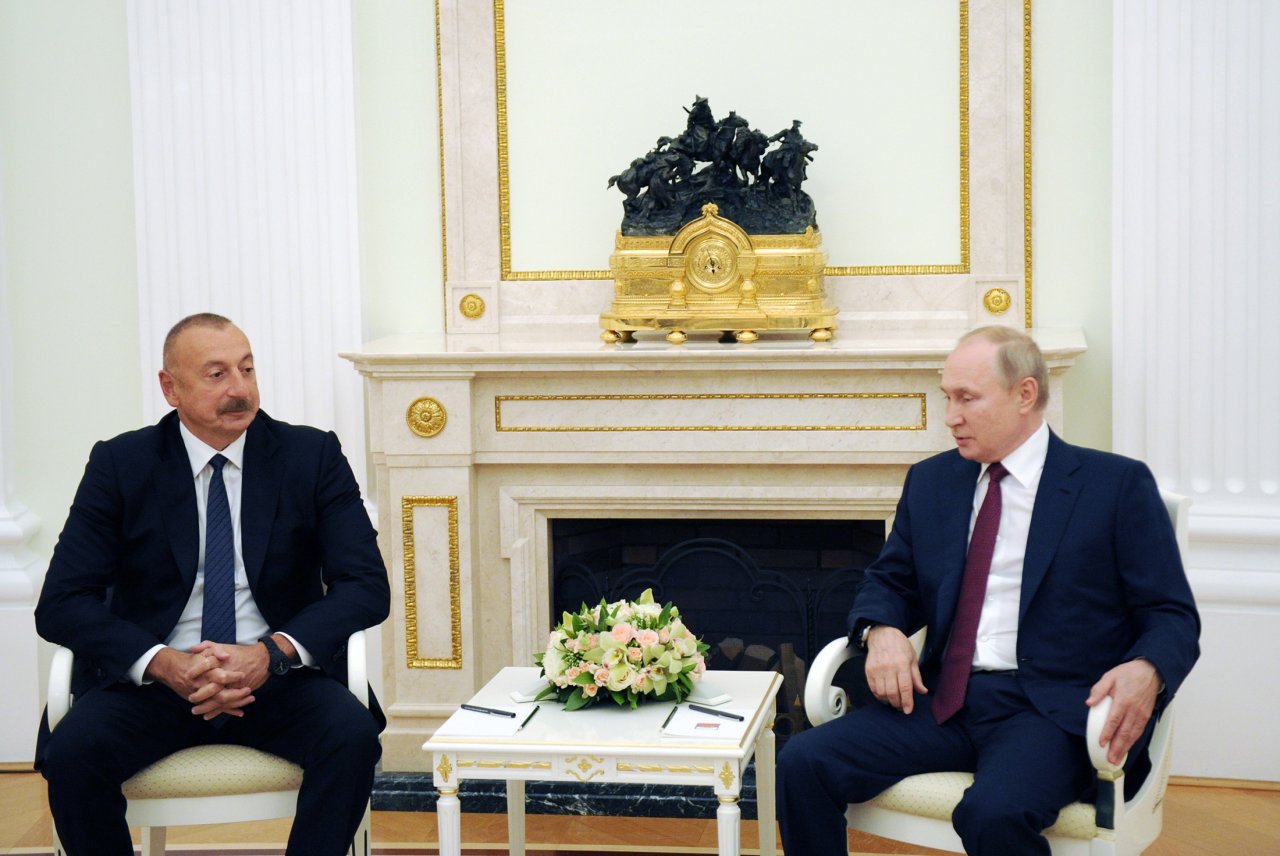İlham Əliyevlə Vladimir Putin arasında təkbətək görüş başladı - VİDEO İlham Əliyevlə Vladimir Putin arasında təkbətək görüş başladı - VİDEO
