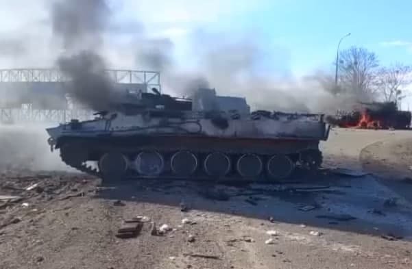 Xarkov yaxınlığında vurulan rus tanklarının və öldürülən əsgərin GÖRÜNTÜSÜ - VİDEO Xarkov yaxınlığında vurulan rus tanklarının və öldürülən əsgərin GÖRÜNTÜSÜ - VİDEO