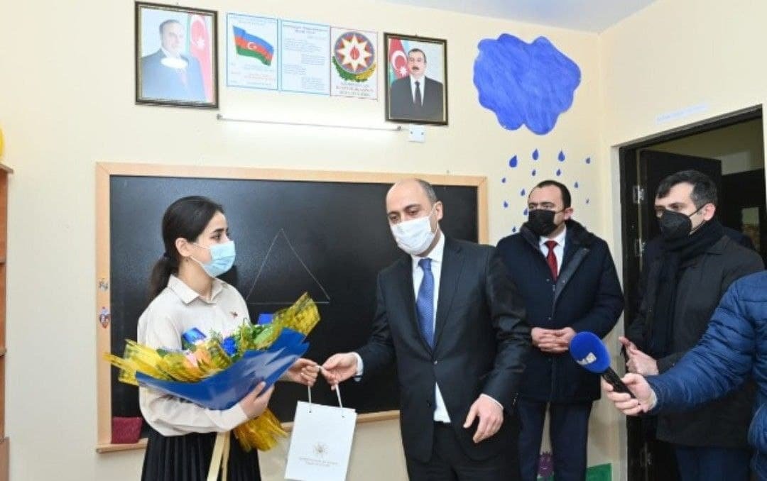 Təhsil naziri sosial şəbəkələrdə videoları ilə məşhurlaşan müəllimlə görüşdü - FOTO Təhsil naziri sosial şəbəkələrdə videoları ilə məşhurlaşan müəllimlə görüşdü - FOTO