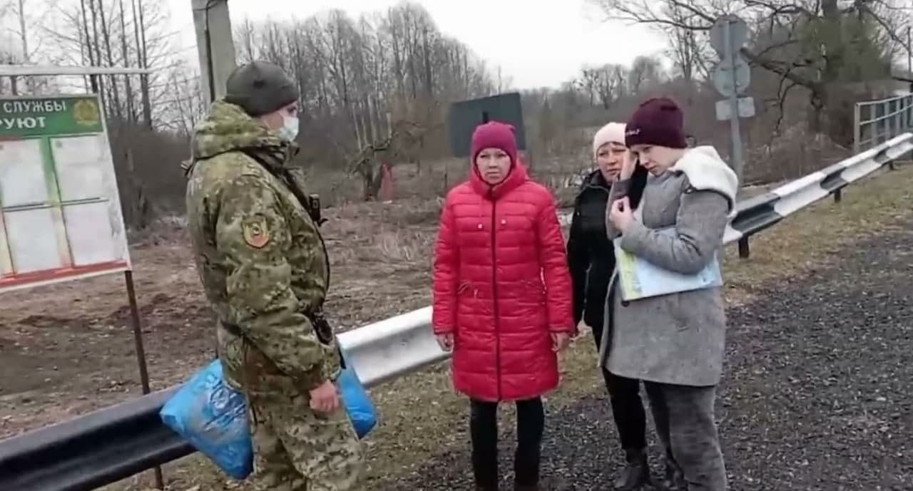 Belarus sərhədçiləri hamilə ukraynalı qadına belə kömək etdilər – VİDEO
