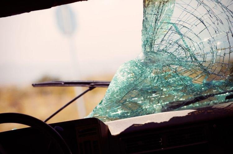 Şəmkirdə mikroavtobus qəza törətdi: 4 yaralı var - FOTO