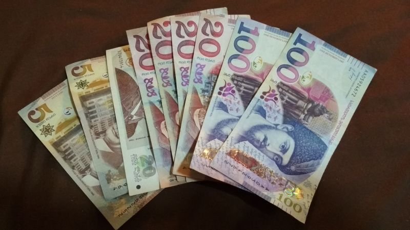 Azərbaycan manatı gürcü larisi qarşısında bahalaşdı Azərbaycan manatı gürcü larisi qarşısında bahalaşdı