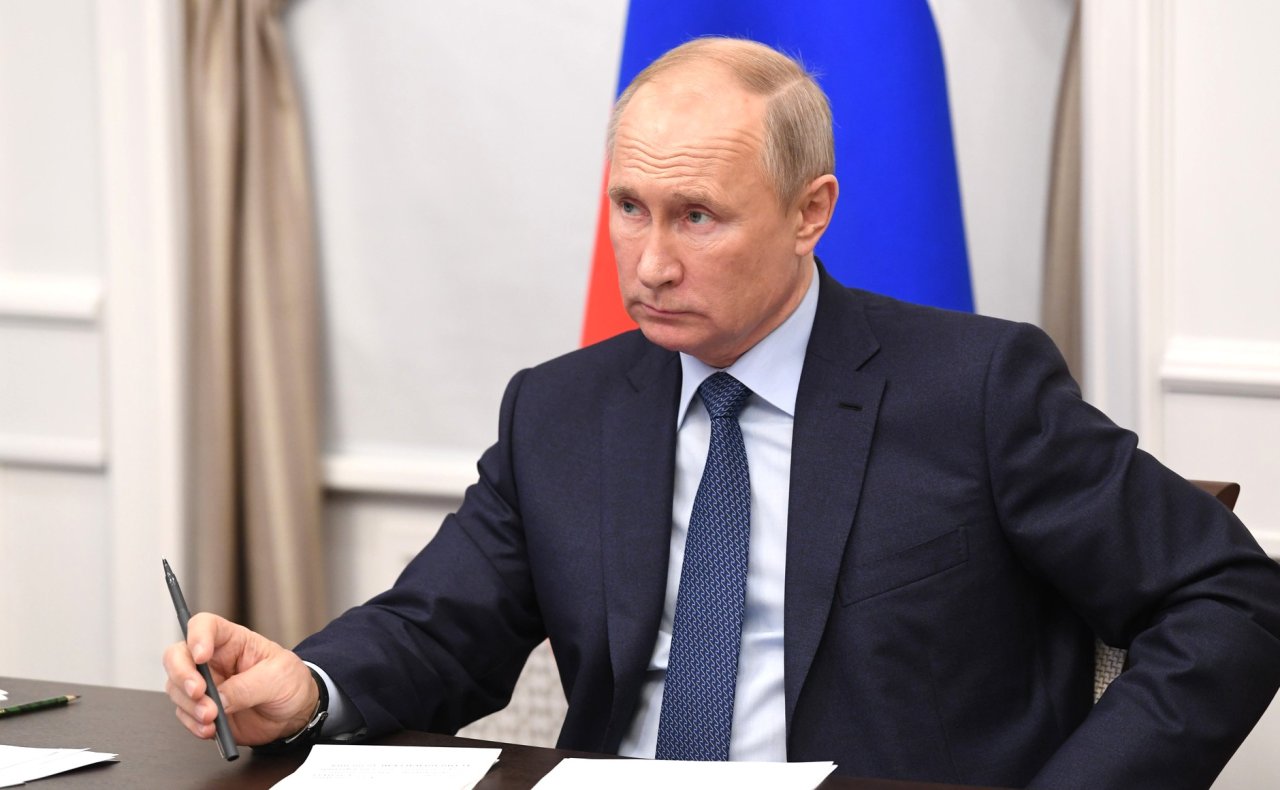 Putin sanksiyalara görə qanun imzaladı