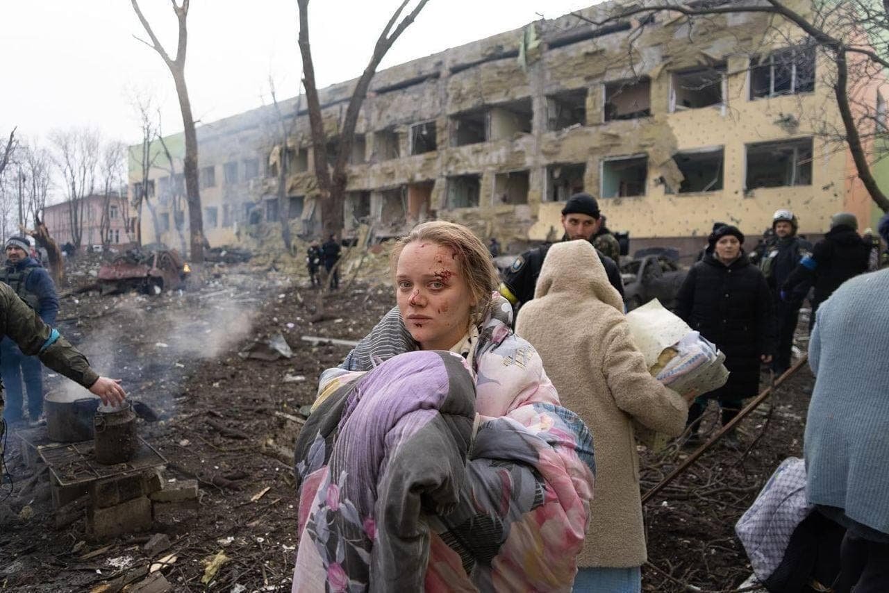 Doğum evinin bombalanması zamanı görüntülənən qadın bloger imiş - FOTO - foto 2