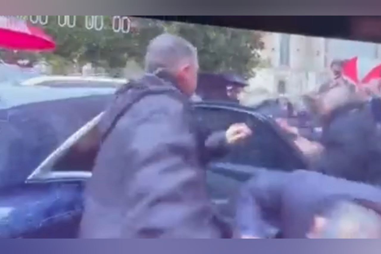 Fransa prezidentliyinə namizədi yumurta ilə vurdu və... - VİDEO