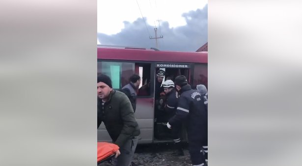 Sumqayıtda dəhşətli yol qəzası: 13 yaralı var - VİDEO - YENİLƏNİB Sumqayıtda dəhşətli yol qəzası: 13 yaralı var - VİDEO - YENİLƏNİB