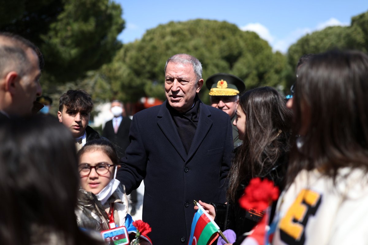 Hulusi Akar azərbaycanlı uşaqlarla söhbət etdi - FOTO