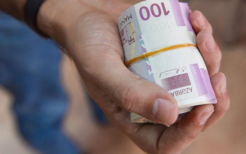 Bakı sakinini 3 nəfər döydü – 2 min manatını əlindən aldılar