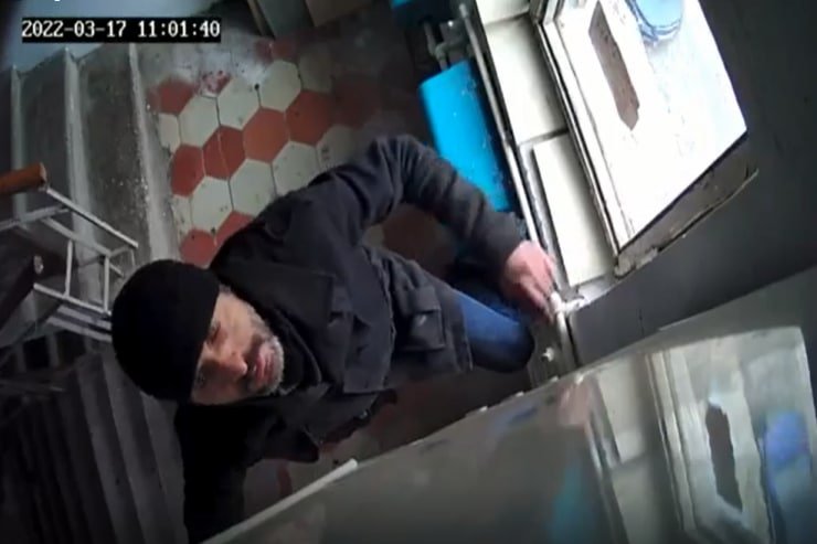 Bakıda kombi oğurlayan kişi kameraya düşdü - VİDEO