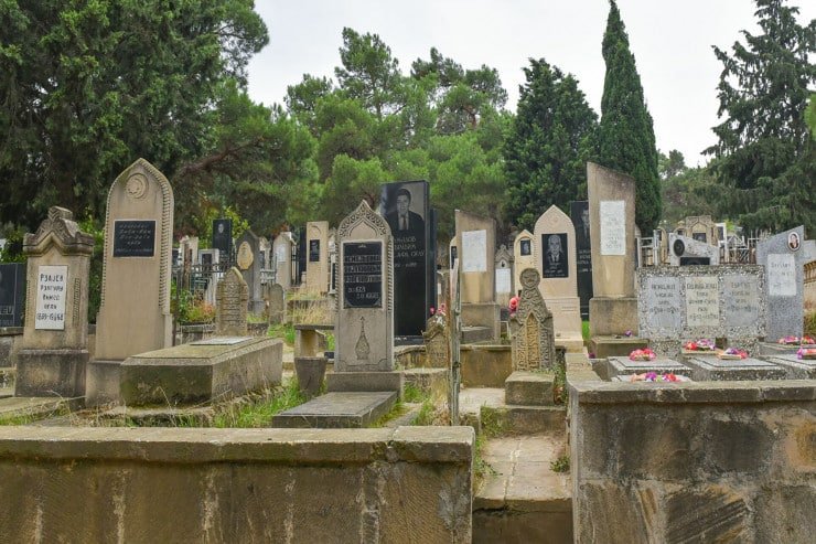3 nəfər qəbiristanlıqdan gül qablarını oğurladı – POLİS YAXALADI