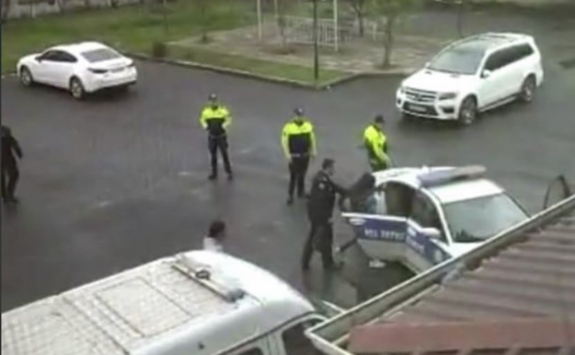 Polis intihar etmək istəyən qızın həyatını xilas etdi Polis intihar etmək istəyən qızın həyatını xilas etdi