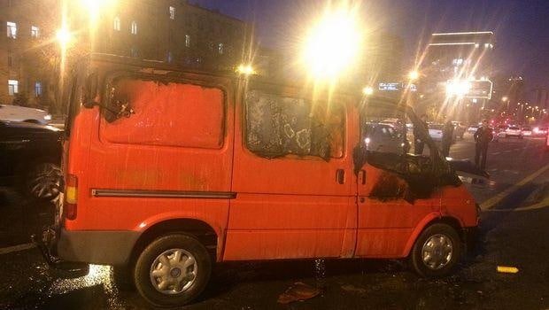 Bakıda mikroavtobus yandı