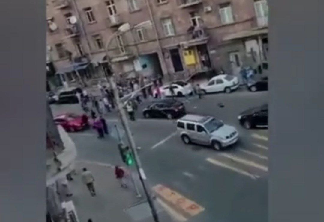 İrəvanda yol polisi avtomobili qadının üstündən keçdi - VİDEO