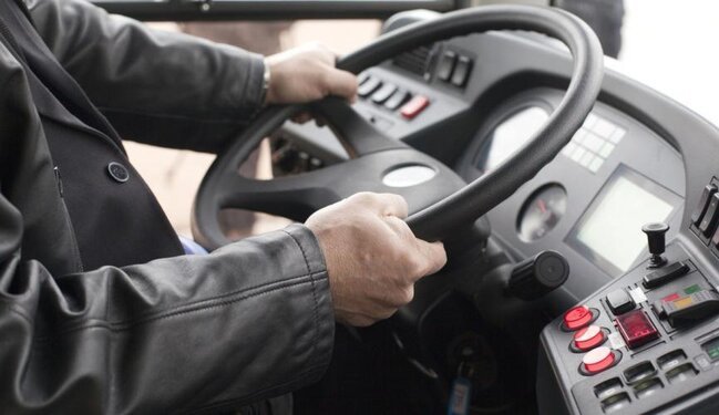 Avtobus sürücüsü sükan arxasında öldü