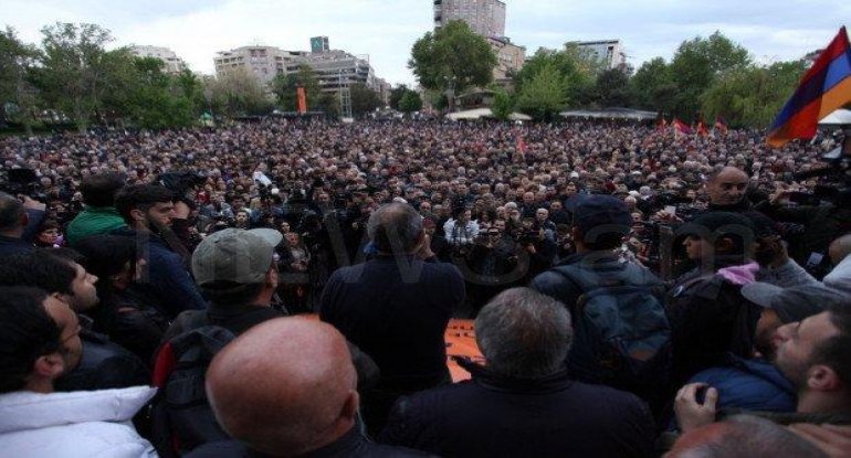 İrəvanda yürüş-mitinq başladı - Paşinyanın istefası tələb edilir - VİDEO