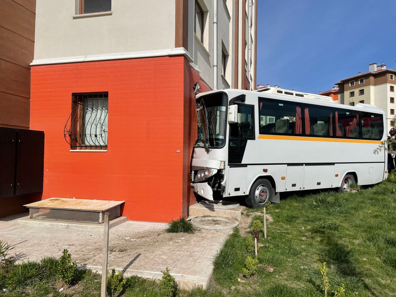 Ankarada məktəb avtobusu yaşayış evinə çırpıldı, 11 yaralı var – FOTO  - foto 1