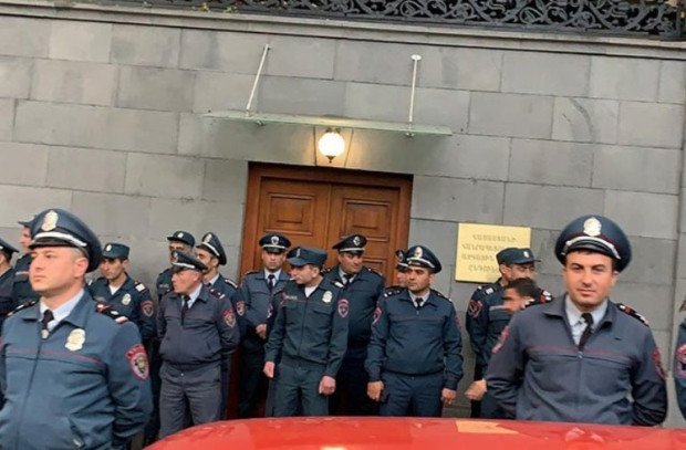 İrəvanda müxalifətin yürüşü başladı: Paşinyanın iqamətgahını çoxsaylı polis qoruyur – FOTO/VİDEO İrəvanda müxalifətin yürüşü başladı: Paşinyanın iqamətgahını çoxsaylı polis qoruyur – FOTO/VİDEO