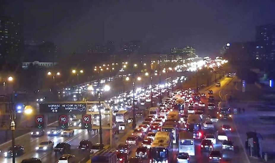 Bakının əsas prospektində TIXAC YARANIB - YOL QƏZASI