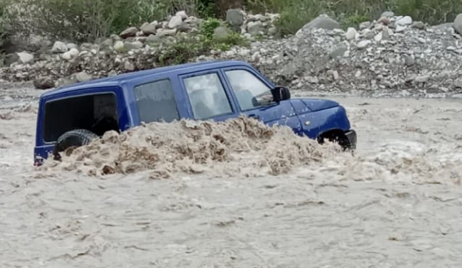 İsmayıllıda avtomobili sel apardı, sürücü xəsarət aldı - FOTO