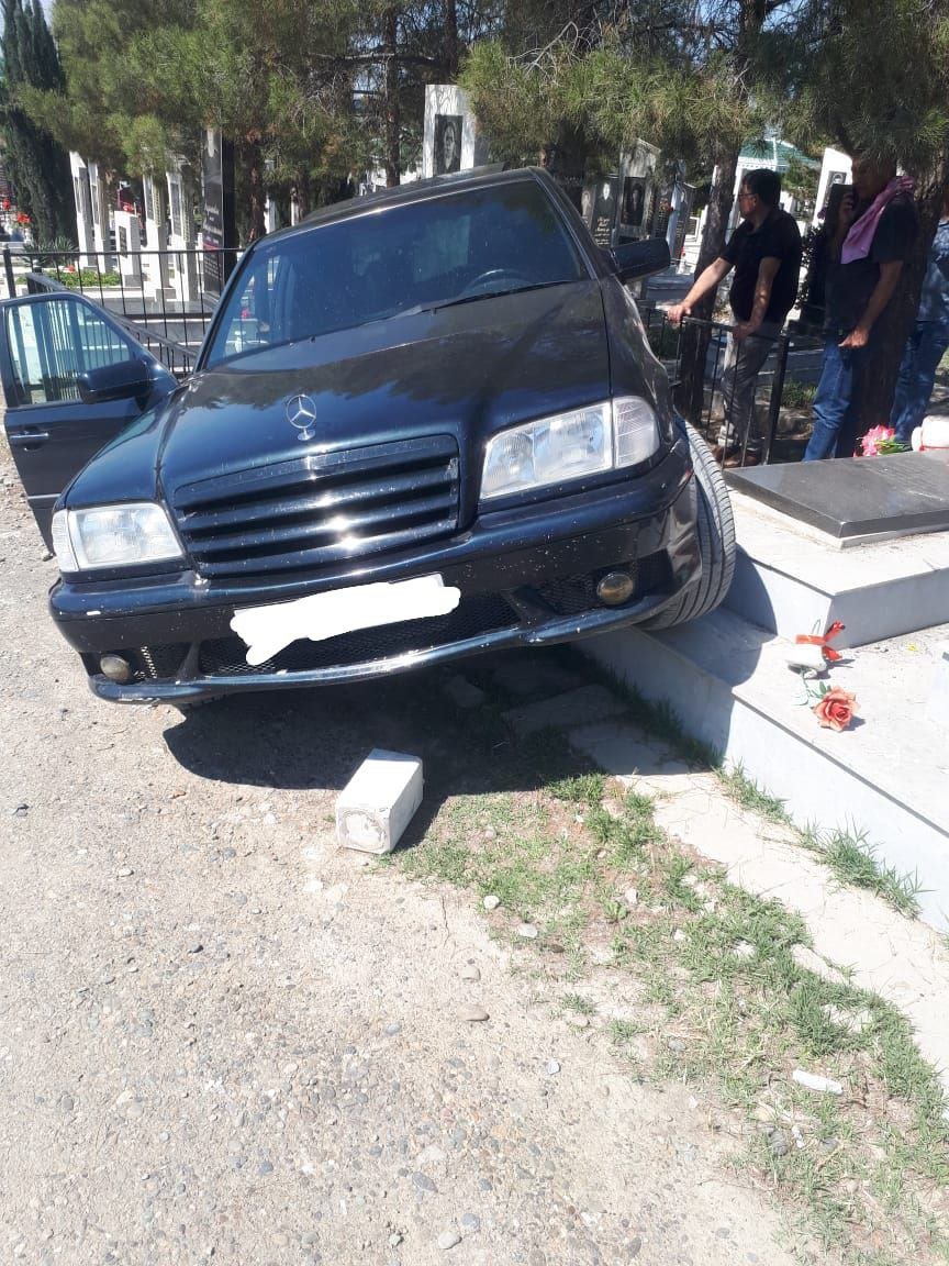 Mingəçevirdə avtomobil qəbir daşlarını uçurdu - FOTO - foto 1
