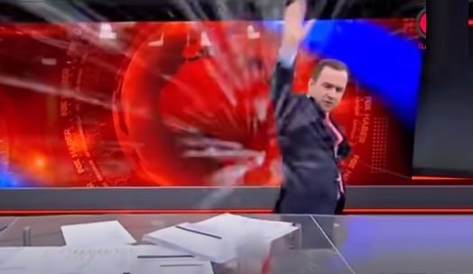 Məşhur aparıcı canlı yayımda stəkanı kameraya atdı - VİDEO