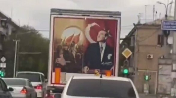 Atatürkün portreti olan yük maşını İrəvan küçələrində - FOTO - foto 1