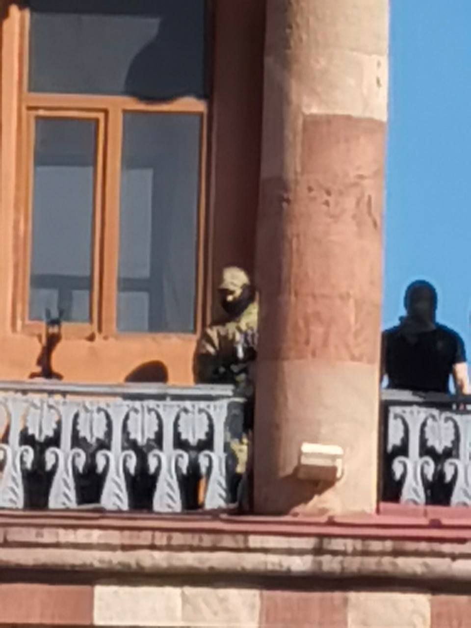 Etirazçılar hökumət binasına hücum etdi - PAŞİNYAN DAMA SNAYPERÇİLƏRİ ÇIXARDI - FOTO/VİDEO - foto 2