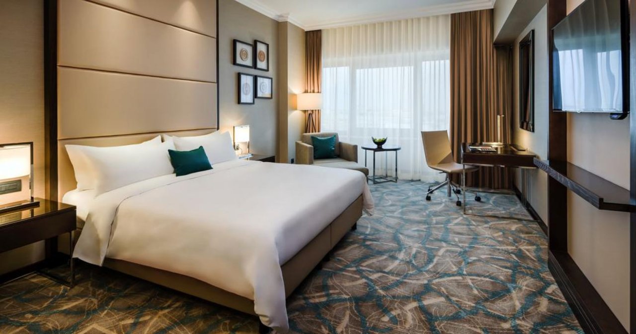 Hoteldə ər arvadını bıçaqladı