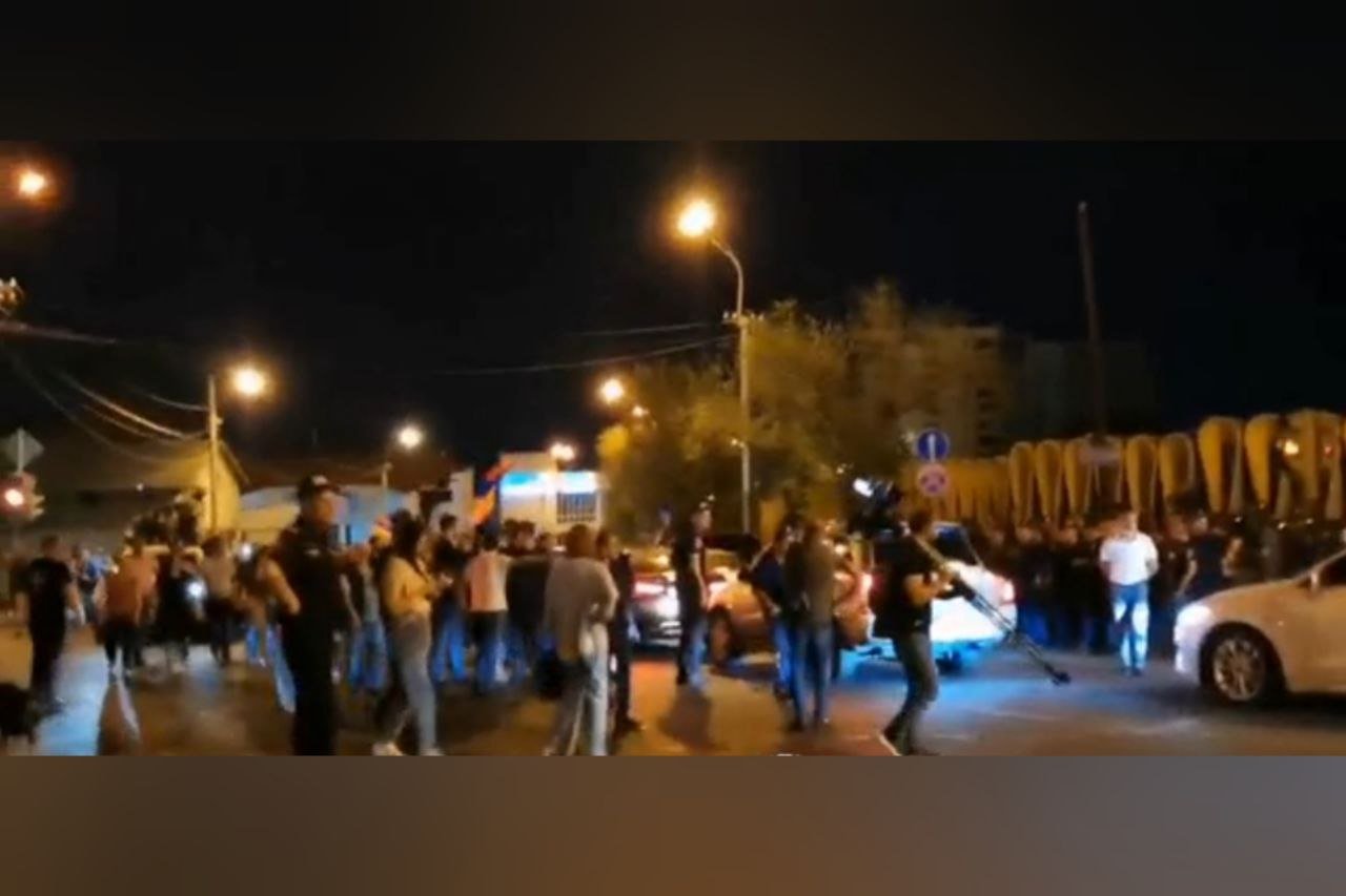 Ermənistan müxalifəti İrəvanda yürüş keçirir - VİDEO