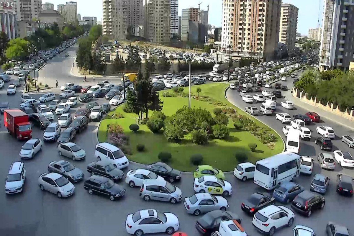 Bakıda körpüdə qəza, tıxac yarandı - FOTO 