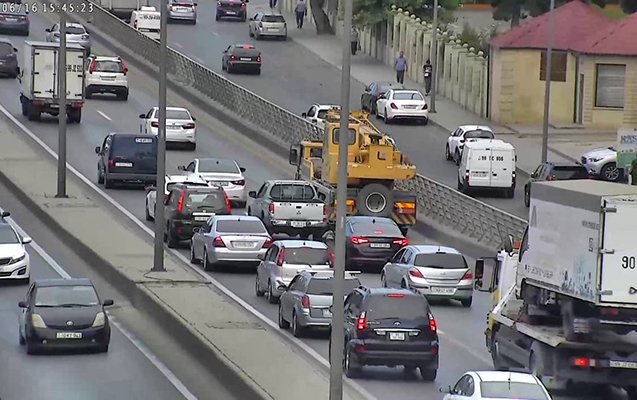 Bakıda TIXAC - Kran yolu kəsdi
