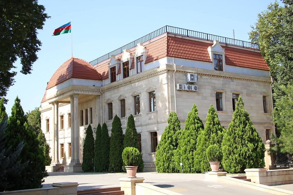 Şəmkir sakini İcra Hakimiyyətinin qarşısında özünü yandırdı