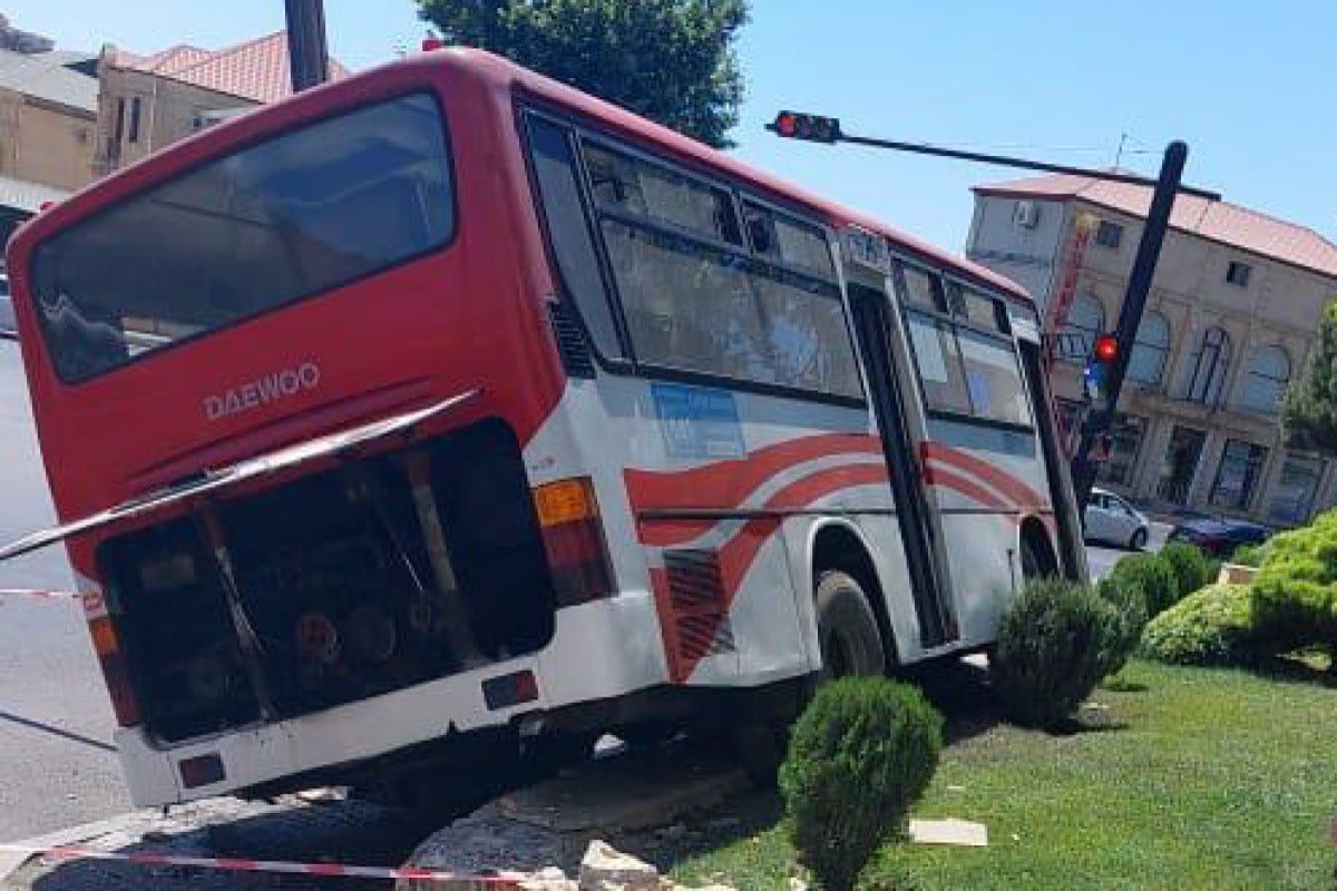 Bakıda sərnişin avtobusu qəzaya düşdü