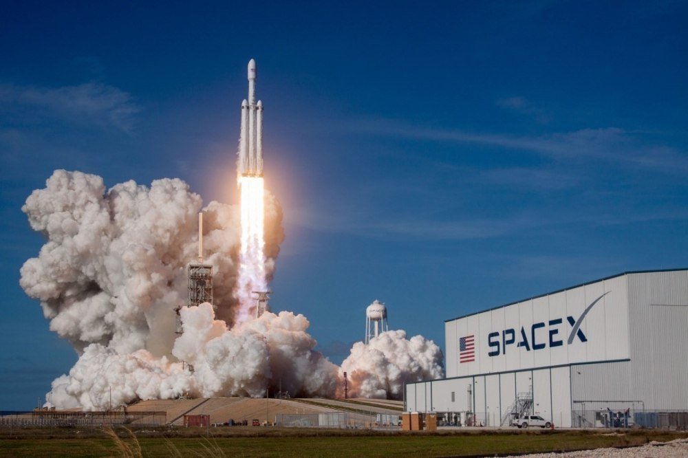 “SpaceX” orbitə daha 46 internet peyki çıxardı