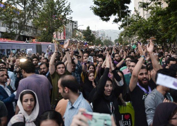 İranlı təqaüdçülərin qəzəbi daşdı: “Rəisi Allahın düşmənidir!” - VİDEO