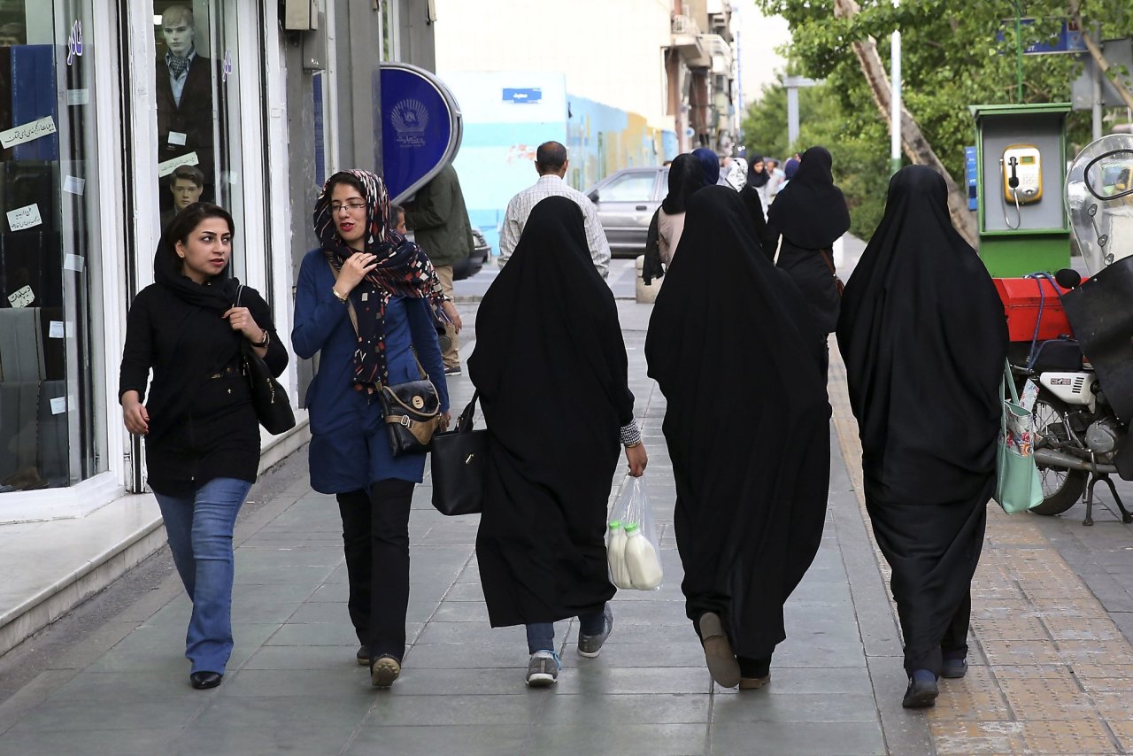 İranda qısaqol köynəklərin satışına qadağa qoyuldu