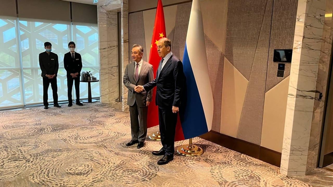 Lavrov çinli həmkarını “Qorxma, dostların arasındasan” ifadəsi ilə qarşıladı – VİDEO Lavrov çinli həmkarını “Qorxma, dostların arasındasan” ifadəsi ilə qarşıladı – VİDEO