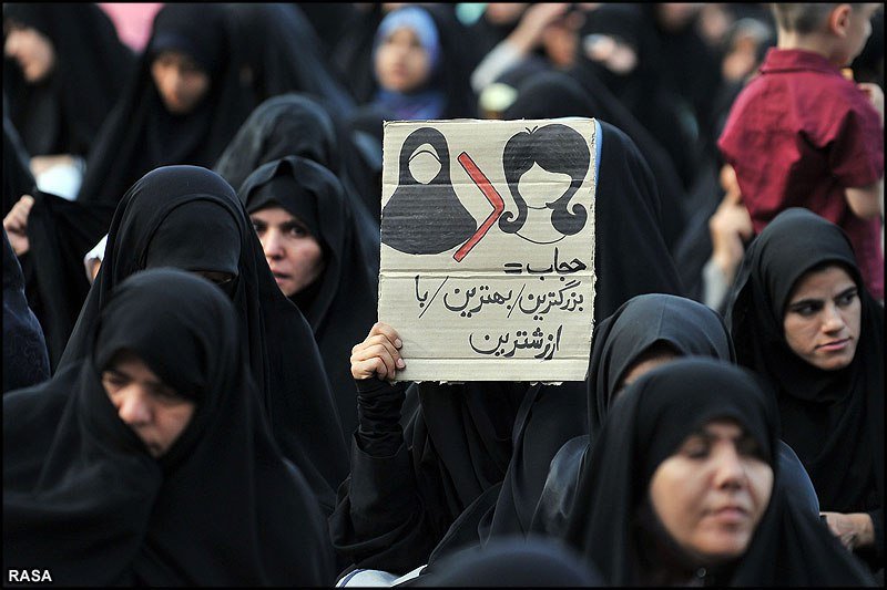 Tehran qatarında hicabsız qadın hicablı xanıma hücum etdi - İRANDA daha bir qalmaqal