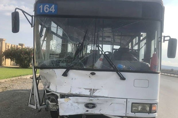 Bakı-Ələt-Qazax magistralında sərnişin avtobusu qəzaya düşdü