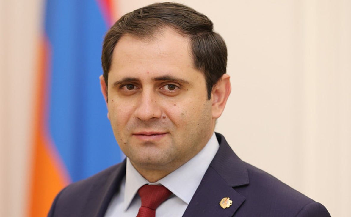 İrəvanda polkovnik işdən çıxarıldı – Oğlu müdafiə nazirinə orta barmağını göstərib