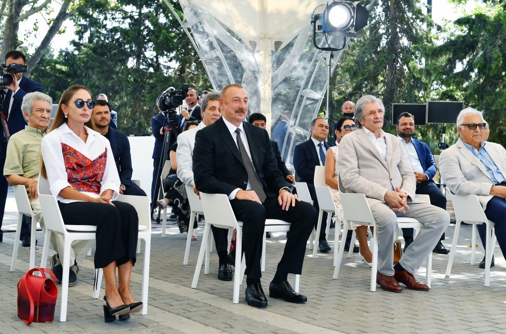 İlham Əliyev və Mehriban Əliyeva incəsənət xadimləri ilə söhbət etdi İlham Əliyev və Mehriban Əliyeva incəsənət xadimləri ilə söhbət etdi
